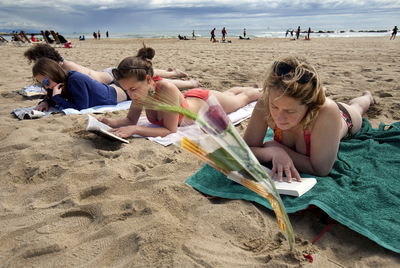 Cada uno vivió Sant Jordi como quiso. Estas lectoras decidieron hacerlo en la Barceloneta, aprovechando el inesperado buen tiempo.rnconsuelo bautista