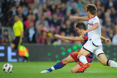 Villa remata a puerta en el primer gol del partido ante Monreal.