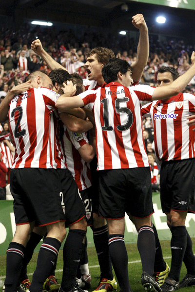 Los jugadores del Athletic celebran el primer gol del partido.