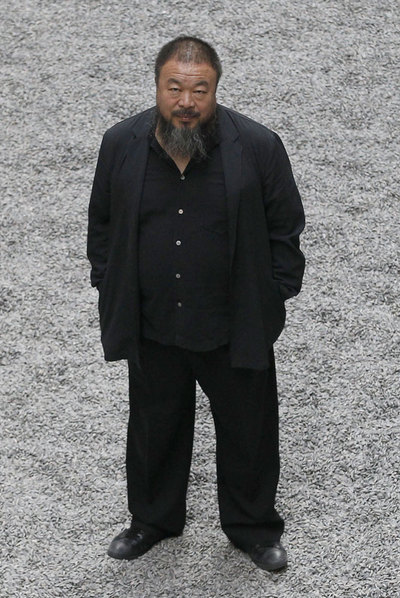 El artista chino Ai Weiwei posa sobre la instalación de su obra titulada  Pipas de girasol,  en la galería londinense Tate Modern.