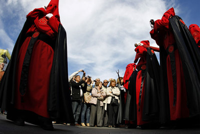 La lluvia respeta a la procesión de la Soledad