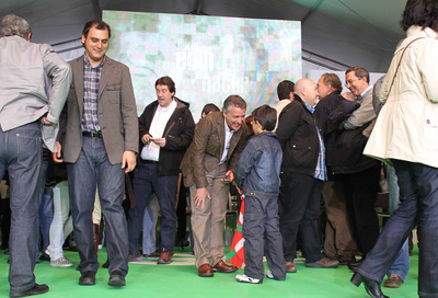 2442011. Bajo el lema  El momento de Euskadi , el PNV ha celebrado el Aberri Eguna con un acto en la Plaza Nueva de Bilbao, en el que se han dado cita dirigentes y candidatos de la formación a los próximos comicios locales y forales, y al que ha asistido también el  exlehendakari  Juan José Ibarretxe. En la imagen el presidente del PNV, Iñigo Urkullu, saluda a un niño que ha asistido al acto.