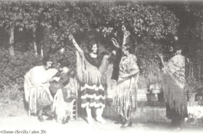 La fotografía  Bailando sevillanas    (Sevilla, años veinte).  