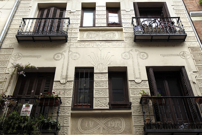 Fachada principal del edificio de la calle de Montserrat número 12, en el distrito de Centro.