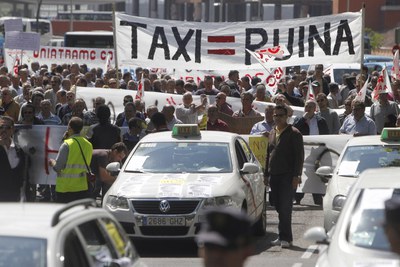 Manifestación de taxistas ayer en el paseo del Prado para protestar contra la nueva regulación del sector.