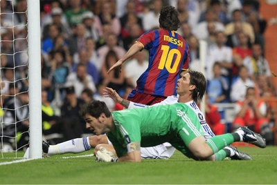 Messi celebra el primer gol del partido ante la desolación de Casillas y Sergio Ramos.