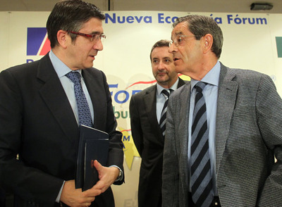 Patxi López, a la izquierda, charla con Mario Fernández, mientras Josu Jon Imaz aparece detrás.