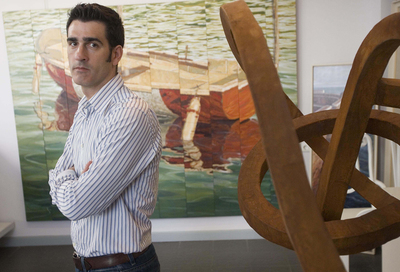 El artista oriotarra Iñigo Manterola en su galería En el estudio, en San Sebastián.