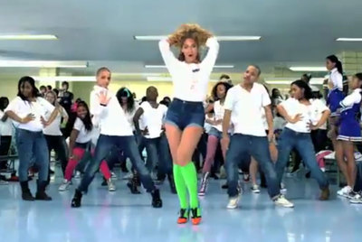 Un fotograma del vídeo de  Move your body  que Beyoncé ha grabado en un comedor infantil.