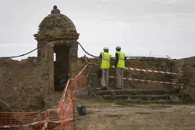 Dos operarios trabajan en el acondicionamiento del castillo de San Sebastián.
