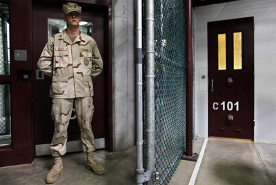 Un militar de la Armada monta guardia en el Campo 6 del penal de Guantánamo, en mayo de 2009.
