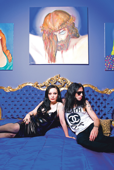  Olvido Gara y Mario Vaquerizo, en la intimidad de su dormitorio, bajo las pinturas de Cristo de Fabio McNamara. 