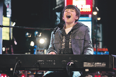  Greyson Chance, interpretando su versión de  Paparazzi,  de Lady Gaga, en Times Square, Nueva York.  