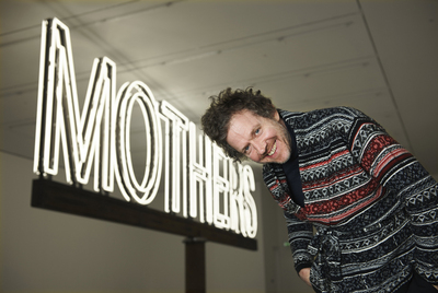 El artista Martin Creed ante una de sus obras recientes,  Mothers,  en la galería Hauser & Wirth, de Londres.