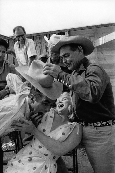 Arthur Miller, Montgomery Clift, Clark Gable y Marilyn Monroe, durante el rodaje de  Vidas rebeldes  (1961), de John Huston.