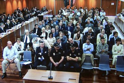 Imagen de los procesados sentados en la sala del juicio del  caso Malaya  el 5 de octubre de 2010.