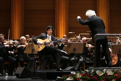 El guitarrista Juan Manuel Cañizares, la Filarmónica de Berlín y Simon Rattle (de espaldas) en el Teatro Real.