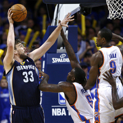 Marc Gasol lanza ante Perkins e Ibaka.