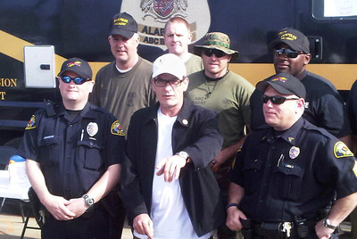Charlie Sheen posa con policías y soldados de la Guardia Nacional en Tuscaloosa (EE UU).