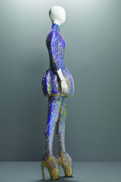 Silueta de la última colección del modista Alexander McQueen.