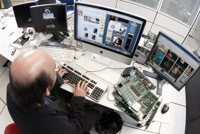 Un usuario de Internet descarga contenidos de servidores de música.