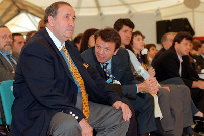 Jesús Gil (izquierda) junto a su hijo Jesús Gil Marín, durante un congreso de su partido en 1999.