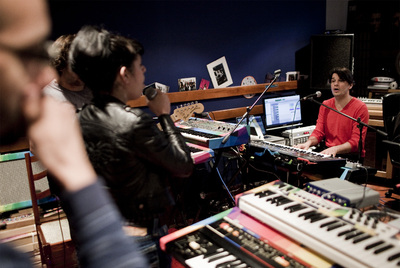 Nuno Gonçalves, líder de The Gift, y la cantante de la banda, Sónia Tavares, en su local de ensayo.