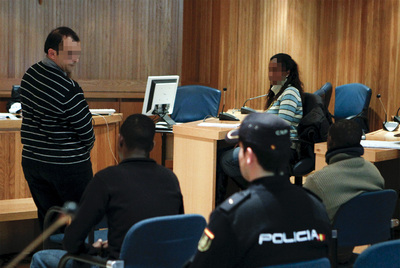 Gaizka Iturbe (de pie), engrasador del  Alakrana,  junto a los dos piratas (sentados).