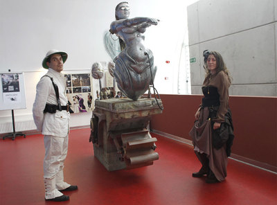 Jorge del Oro y Fátima García Doval, organizadores de  L'extraordinaire uchronie , junto a uno de los artefactos creados para el encuentro.