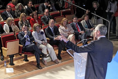 Gallardón, de espaldas, durante el acto celebrado ayer en el Centro Cultural La Vaguada.