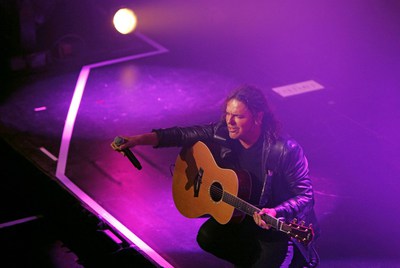 El líder de Maná, Fher Olvera, durante el recital que ayer grabó la cadena 40 Principales.