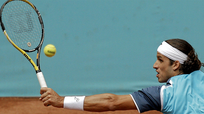 Feliciano López intenta devolver de revés una pelota frente a Roger Federer.