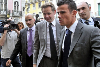 Paul Thomsen, representante del FMI, en el centro, ayer en Lisboa.