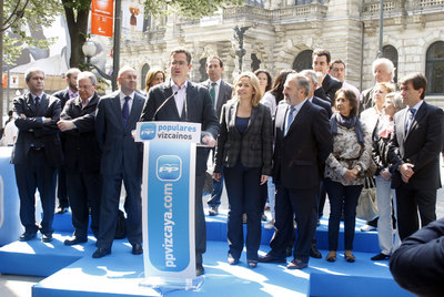 El líder del PP vasco, Antonio Basagoiti, con los candidatos a las Juntas de Vizcaya.