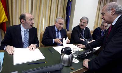 El vicepresidente Alfredo Pérez Rubalcaba (izquierda), junto a Alfonso Guerra, en la Comisión Constitucional del Congreso.