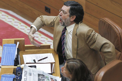 Feijóo provoca una bronca en el Parlamento