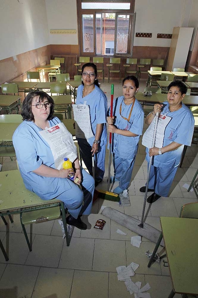 Limpiadoras del instituto Ramiro de Maeztu en huelga.
