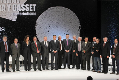 De izquierda a derecha, Joaquín Estefanía, Jesús Ceberio, Amparo Moraleda, Juan Luis Cebrián, Ignacio Polanco, José Luis Rodríguez Zapatero, Mario Vargas Llosa, Mariano Rajoy, Javier Moreno, José Álvarez Junco, Octavio Enríquez, José Luis Sainz, Carlos Martínez d'Abuisson, Moisés Naím y Cristóbal Manuel.
