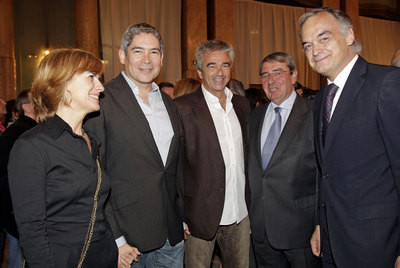 Los periodistas Gemma Nierga, Boris Izaguirre y Carles Francino junto a Alejandro Echevarría, presidente de Telecinco, y el portavoz del PP, Esteban González Pons.