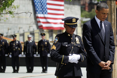 El presidente de EE UU, Barack Obama, charla con los bomberos de  Nueva York durante su visita de ayer a la Zona Cero . 