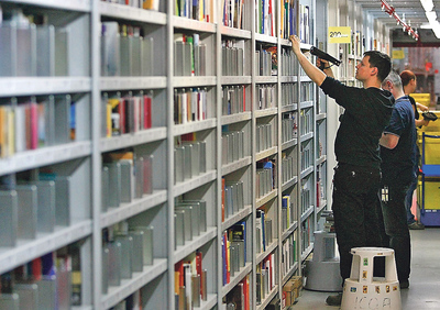  Almacén de la librería virtual de Amazon en Leipzig (Alemania). A la derecha, portada de  The making of a fly.  