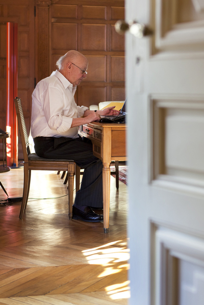 Pablo Neruda, Louis Aragon, François Mitterrand, Pasionaria... pasaron antes por las dependencias donde Jorge Edwards escribe sus memorias.