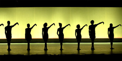 Bailarines de la Batsheva Dance Company en el montaje,  Hora,  en el Principal.