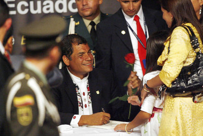El presidente de Ecuador, Rafael Correa, en la firma de su libro  Ecuador: de Banana Republic a la No República , el jueves en Bogotá.