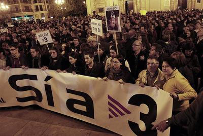 Multitudinaria concentración contra el cierre de los repetidores de TV-3 en Valencia.