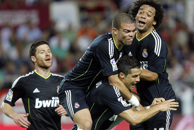 Xabi Alonso, Pepe y Marcelo celebran con Cristiano Ronaldo uno de los goles del portugués.