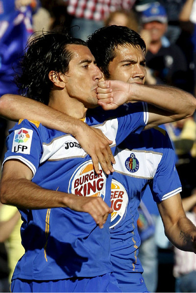 Pedro Ríos festeja junto a Miku el segundo tanto.