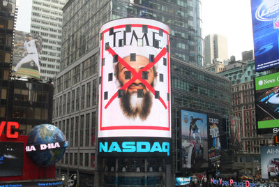 La sede de Nasdaq, en Times Square (Nueva York), muestra en su fachada la portada de la revista 'Time', con la cara de  Bin Laden cruzada por una aspa roja.