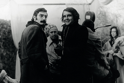 Enrique González Macho, con el operador Manuel Mateos durante el rodaje de 'Los pasajeros', en los años setenta.