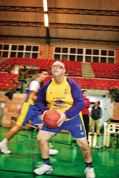 Cristóbal Amate, de 46 años, el más veterano del equipo, lanza un triple.